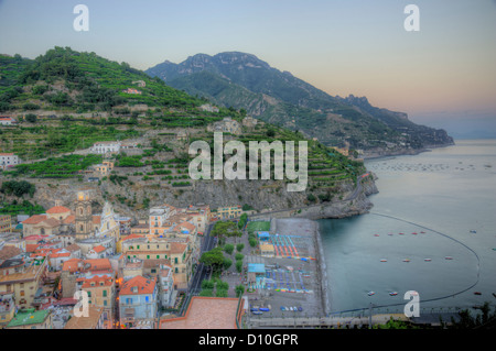 Minori an der Amalfi Küste in Italien. Amalfi ist eine Stadt und Comune in der Provinz Salerno in der Region Kampanien, Ita Stockfoto