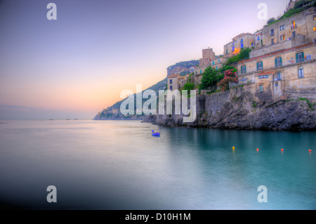 Minori an der Amalfi Küste in Italien. Amalfi ist eine Stadt und Comune in der Provinz Salerno in der Region Kampanien, Ita Stockfoto