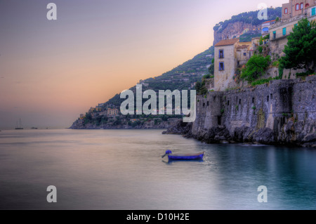 Minori an der Amalfi Küste in Italien. Amalfi ist eine Stadt und Comune in der Provinz Salerno in der Region Kampanien, Ita Stockfoto
