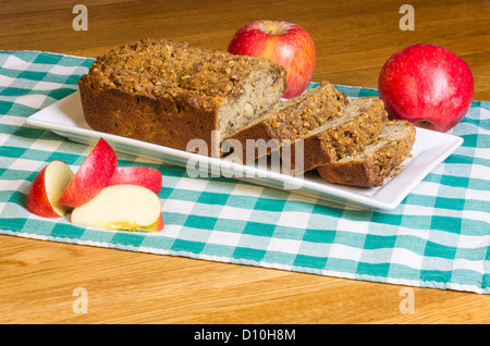 Frisch gebackenen Apfelkuchen in Scheiben geschnitten auf weißen Teller Stockfoto