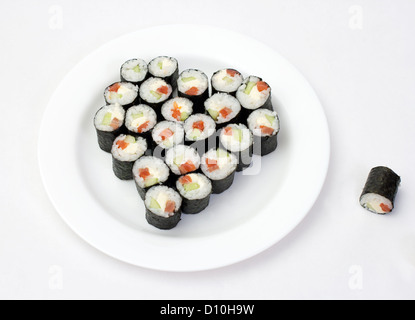 Nahaufnahme von Maki Sushi Rollen Sushi auf einem Teller in der Form eines Herzens Stockfoto
