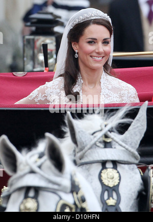 Prinzessin Catherine verlassen die Westminster Abbey in einer Kutsche nach ihrer Trauung in London, Großbritannien, 29. April 2011. Rund 1.900 Gäste folgten die königlichen Trauung von Prinz William und Kate Middleton in der Kirche. Foto: Patrick van Katwijk Stockfoto