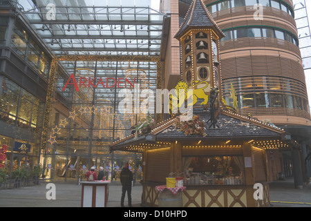 Berlin Deutschland EU November Eingang zum Shopping Center Potsdamer Platz Arkaden dekoriert für Weihnachten Stockfoto