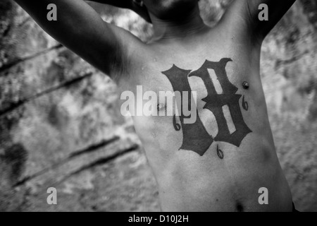 Ein Mitglied des 18 Street Gang (M-18) zeigt seine Bande Tattoos in San Salvador, El Salvador. Stockfoto