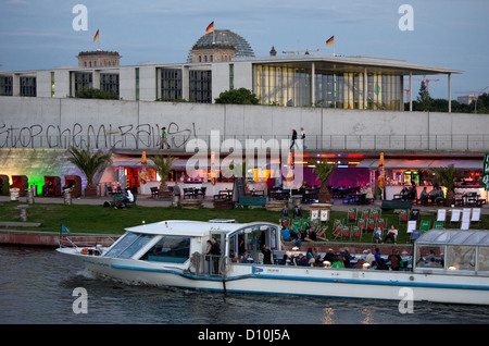 Berlin, Deutschland, Spree, beach Strand Hauptstadt im Spreebogenpark, das Paul-Loebe-Haus und dem Reichstag Stockfoto