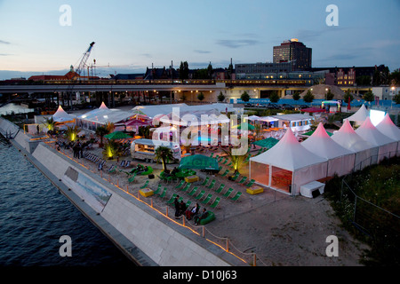 Berlin, Deutschland, einem Strand Traumstrand Berlin an der Spree am Abend Stockfoto