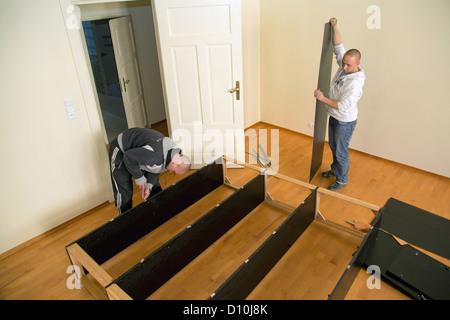 Posen, Polen, zwei Männer bauen einen Ikea-Schrank Stockfoto