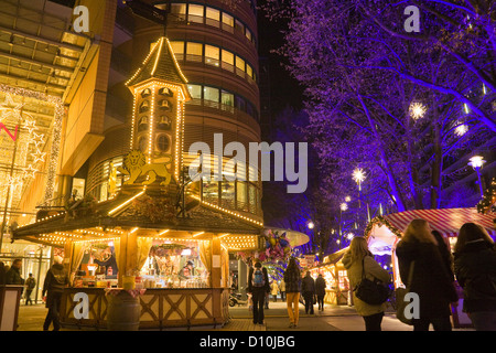 Besuch Weihnachtsmarkt Berlin Deutschland EU November Shopper Stände Stockfoto