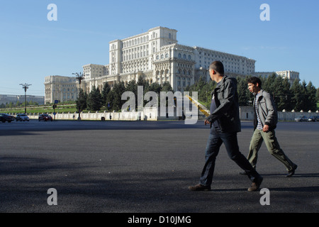 Bukarest, Rumänien, Fußgänger überqueren die Piata Constitutiei, hinter dem Palast des Parlaments Stockfoto