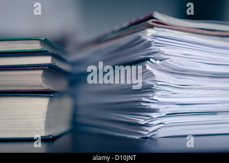 Rechnungswesen und steuern. Große Haufen von Zeitschrift und Bücher closeup Stockfoto