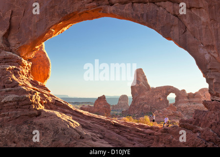 Turret Arch gesehen durch den Norden Fensterbogen Arches-Nationalpark in der Nähe von Moab Utah USA Vereinigte Staaten von Amerika Stockfoto