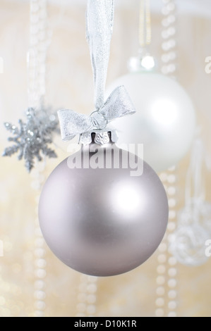 Weihnachtskugel Dekoration - Silber am Band Stockfoto