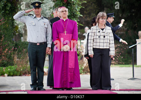 Erzbischof Giuseppe Lazzarotto, neu ernannten Vatikan-Botschafter in Israel, wird in der Residenz des Präsidenten mit einer militärische Ehrenwache begrüßt. Jerusalem, Israel. 4. Dezember 2012.  Erzbischof Giuseppe Lazzarotto, neu ernannten Vatikan-Botschafter in Israel, präsentiert seinen Brief von Glauben an dem Präsidenten des Staates Israel, Shimon Peres, in einer feierlichen Zeremonie in der Residenz des Präsidenten. Jerusalem, Israel. 4. Dezember 2012. Stockfoto