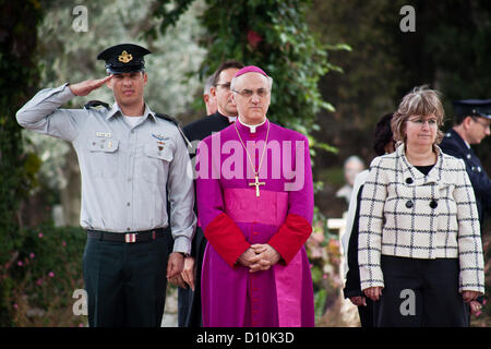 Erzbischof Giuseppe Lazzarotto, neu ernannten Vatikan-Botschafter in Israel, wird in der Residenz des Präsidenten mit einer militärische Ehrenwache begrüßt. Jerusalem, Israel. 4. Dezember 2012.  Erzbischof Giuseppe Lazzarotto, neu ernannten Vatikan-Botschafter in Israel, präsentiert seinen Brief von Glauben an dem Präsidenten des Staates Israel, Shimon Peres, in einer feierlichen Zeremonie in der Residenz des Präsidenten. Jerusalem, Israel. 4. Dezember 2012. Stockfoto