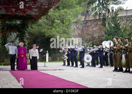 Erzbischof Giuseppe Lazzarotto, neu ernannten Vatikan-Botschafter in Israel, wird in der Residenz des Präsidenten mit einer militärische Ehrenwache begrüßt. Jerusalem, Israel. 4. Dezember 2012.  Erzbischof Giuseppe Lazzarotto, neu ernannten Vatikan-Botschafter in Israel, präsentiert seinen Brief von Glauben an dem Präsidenten des Staates Israel, Shimon Peres, in einer feierlichen Zeremonie in der Residenz des Präsidenten. Jerusalem, Israel. 4. Dezember 2012. Stockfoto