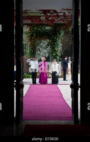 Erzbischof Giuseppe Lazzarotto, neu ernannten Vatikan-Botschafter in Israel, wird in der Residenz des Präsidenten mit einer militärische Ehrenwache begrüßt. Jerusalem, Israel. 4. Dezember 2012.  Erzbischof Giuseppe Lazzarotto, neu ernannten Vatikan-Botschafter in Israel, präsentiert seinen Brief von Glauben an dem Präsidenten des Staates Israel, Shimon Peres, in einer feierlichen Zeremonie in der Residenz des Präsidenten. Jerusalem, Israel. 4. Dezember 2012. Stockfoto