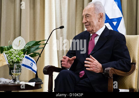 Neu ernannte Präsident des Staates Israel, Shimon Peres, an einer Einführungsveranstaltung mit Erzbischof Giuseppe Lazzarotto, Vatikan-Botschafter in Israel. Jerusalem, Israel. 4. Dezember 2012.  Erzbischof Giuseppe Lazzarotto, neu ernannten Vatikan-Botschafter in Israel, präsentiert seinen Brief von Glauben an dem Präsidenten des Staates Israel, Shimon Peres, in einer feierlichen Zeremonie in der Residenz des Präsidenten. Jerusalem, Israel. 4. Dezember 2012. Stockfoto