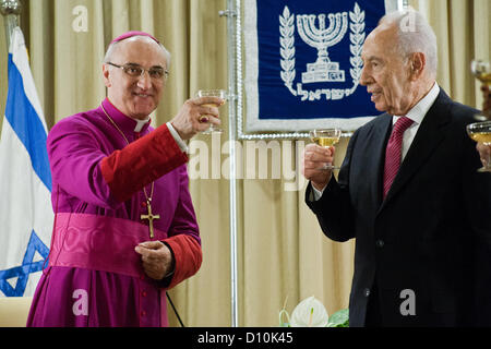 Präsident des Staates Israel, Shimon Peres und Erzbischof Giuseppe Lazzarotto, neu ernannten Vatikan-Botschafter in Israel, heben einen Toast auf den Botschafter Erfolg. Jerusalem, Israel. 4. Dezember 2012.  Erzbischof Giuseppe Lazzarotto, neu ernannten Vatikan-Botschafter in Israel, präsentiert seinen Brief von Glauben an dem Präsidenten des Staates Israel, Shimon Peres, in einer feierlichen Zeremonie in der Residenz des Präsidenten. Jerusalem, Israel. 4. Dezember 2012. Stockfoto