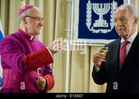 Präsident des Staates Israel, Shimon Peres und Erzbischof Giuseppe Lazzarotto, neu ernannten Vatikan-Botschafter in Israel, heben einen Toast auf den Botschafter Erfolg. Jerusalem, Israel. 4. Dezember 2012.  Erzbischof Giuseppe Lazzarotto, neu ernannten Vatikan-Botschafter in Israel, präsentiert seinen Brief von Glauben an dem Präsidenten des Staates Israel, Shimon Peres, in einer feierlichen Zeremonie in der Residenz des Präsidenten. Jerusalem, Israel. 4. Dezember 2012. Stockfoto