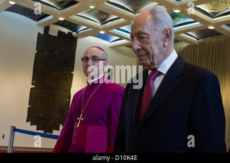 Präsident des Staates Israel, Shimon Peres und Erzbischof Giuseppe Lazzarotto, neu ernannten Vatikan-Botschafter in Israel, Fuß auf den Meeting-Raum. Jerusalem, Israel. 4. Dezember 2012.  Erzbischof Giuseppe Lazzarotto, neu ernannten Vatikan-Botschafter in Israel, präsentiert seinen Brief von Glauben an dem Präsidenten des Staates Israel, Shimon Peres, in einer feierlichen Zeremonie in der Residenz des Präsidenten. Jerusalem, Israel. 4. Dezember 2012. Stockfoto