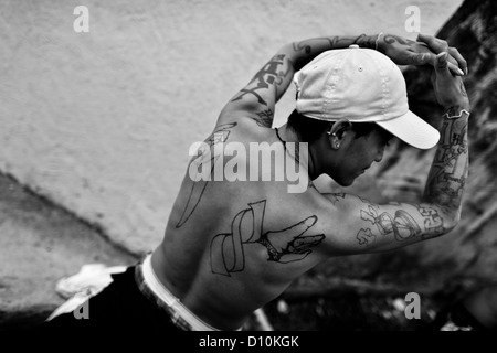 Ein Mitglied des 18 Street Gang (M-18) zeigt seine Bande Tattoos in San Salvador, El Salvador. Stockfoto