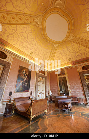 Das Schlafzimmer von Ferdinand II. Die Könige der königliche Palast von Caserta, Neapel. Ein UNESCO-Weltkulturerbe Stockfoto