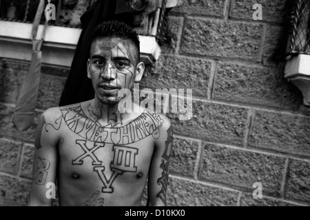 Ein ehemaliges Mitglied der 18th Street Gang (Angestellte) zeigt seine Bande Tattoos auf der Straße in San Salvador, El Salvador. Stockfoto