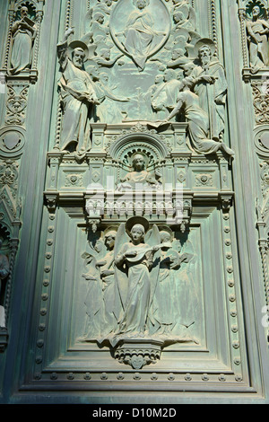 Nahaufnahme der bronzenen Türen Skulpturen des Florenz Duomo (Kathedrale von Santa Maria Del Fiore, Florenz Italien Stockfoto