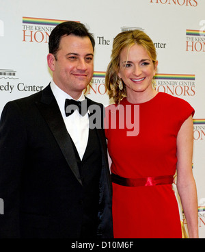 Komiker Jimmy Kimmel und Molly McNearney kommen für die formale Künstlerin Abendessen zu Ehren der Empfänger von der 2012 Kennedy Center Honors hosted by United States Secretary Of State Hillary Rodham Clinton im US-Außenministerium in Washington, D.C. am Samstag, 1. Dezember 2012. Die Preisträger 2012 sind Buddy Guy, Schauspieler Dustin Hoffman, late-Night Host Tänzerin Natalia Makarova, David Letterman und der britischen Rockband Led Zeppelin (Robert Plant, Jimmy Page und John Paul Jones). Bildnachweis: Ron Sachs / CNP Stockfoto