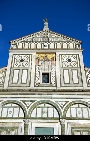 Die Fassade der romanischen San Miniato al Monte Basilika, Florenz Italien Stockfoto