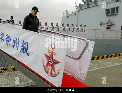 Secretary Of The Navy Honorable Ray Mabus fährt das chinesische Volk Liberation Army Navy Jiangkai II-Klasse Schiff, Xu Zhou Stockfoto