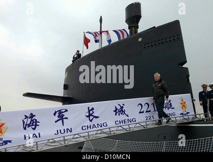 Secretary Of The Navy Honorable Ray Mabus fährt das chinesische Volk Liberation Army Navy Yuan-Klasse u-Boot Hai Jun Chang (SSP-21). Mabus besucht China um die neue US-Verteidigungsstrategie besprechen Vertiefung unserer militärischer-Engagements, Stockfoto