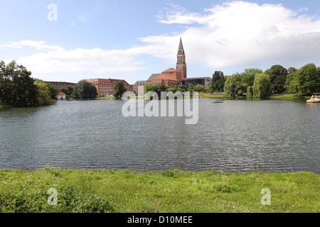 Kiel, Deutschland, Blick auf einen kleinen Kiel mit der Kieler Rathausturm und das Opernhaus Kiel Stockfoto