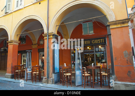 Cafe entlang der Via Emilia Straße zentrale Modena Stadt Emilia-Romagna Region Italien Mitteleuropa Stockfoto