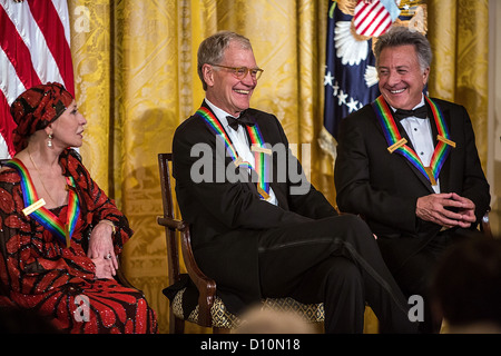 Ballerina Natalia Makarova, Komiker David Letterman und Schauspieler Dustin Hoffman (L-R) besuchen das Kennedy Center Honors-Empfang im Weißen Haus am 2. Dezember 2012 in Washington, DC. Das Kennedy Center Honors erkannt sieben Personen - Buddy Guy, Dustin Hoffman, David Letterman, Natalia Makarova, John Paul Jones, Jimmy Page und Robert Plant - für ihre lebenslange Beiträge zur amerikanischen Kultur durch die darstellende Kunst... Bildnachweis: Brendan Hoffman / Pool über CNP Stockfoto