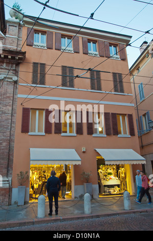 Geschäfte in der Abenddämmerung entlang der Via Emilia Straße zentrale Modena Stadt Emilia-Romagna Region Zentral-Italien-Europa Stockfoto