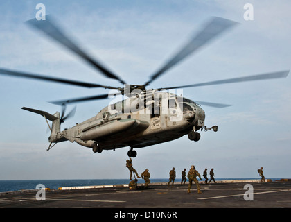 Ein CH-53E Super Stallion-Hubschrauber schwebt über dem Flugdeck der amphibischen Transportschiff der Dock USS New York (LPD-21) whi Stockfoto