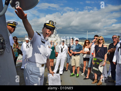 Lt. j.g. Jami M. Talbott, Assistent Versorgung Offizier an Bord der geführte Flugkörper-Zerstörer USS Chaffee (DDG-90), bietet einen Überblick Stockfoto