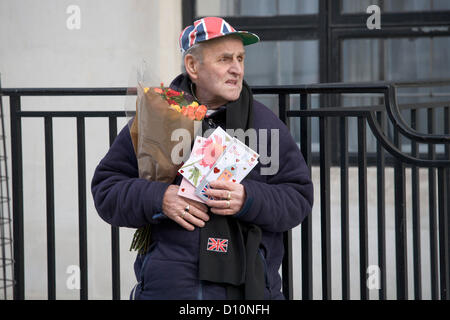 4. Dezember 2012. London UK. Ein Mann steht vor der King Edward VII Privatklinik mit Blumen und Karten für die Herzogin von Cambridge, die ins Krankenhaus eingeliefert worden. Der Herzog und die Herzogin von Cambridge kündigte am Montag, 3. Dezember, dass sie ein Baby erwarten. Stockfoto