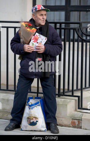 4. Dezember 2012. London UK. Ein Mann steht vor der King Edward VII Privatklinik mit Blumen und Karten für die Herzogin von Cambridge, die ins Krankenhaus eingeliefert worden. Der Herzog und die Herzogin von Cambridge kündigte am Montag, 3. Dezember, dass sie ein Baby erwarten. Stockfoto