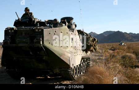 Marines des 3. Angriffs-Amphibienbataillons führen amphibische Operationen während der Übung Steel Knight durch, wobei sie von einer Nachschubstelle aus Angriffsfahrzeuge fahren, nachdem sie Ausrüstung erhalten haben, die von CH-53E Hubschraubern geliefert wurde. Stockfoto
