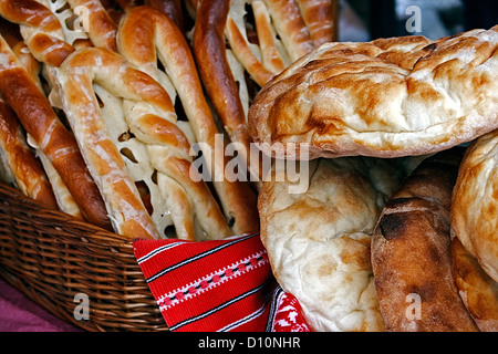 Brötchen und Brot, rumänische traditionelle, angeordnet in Weidenkörbe mit bestickten Handtücher. Stockfoto