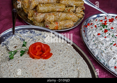 Kohl und Gemüse Salat dekoriert, traditionellen rumänischen Gerichten platziert zum servieren. Stockfoto