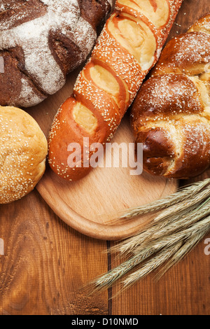 Sortiment von gebackenem Brot auf Holztisch Stockfoto
