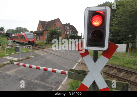 Altenhof, Deutschland, auf einen Regionalzug Beschrankten Bahnübergang Stockfoto