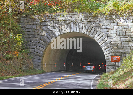 Zwei Autos in den Tanabark-Ridge-Tunnel auf der Blue Ridge Parkway in North Carolina, USA Stockfoto