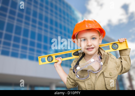 Entzückenden Kind Junge verkleidet als Heimwerker vor Firmengebäude. Stockfoto