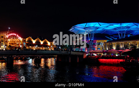 Riverside Point, Singapur, ein Ort für Bars und Menschen Essen außerhalb Restaurants am Abend mit Blick über Fluss nach Clark Quay Stockfoto