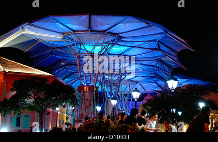 Bunte (Bunte) Vordach des Clarke Quay, die Bar und das Restaurant Unterhaltung an, der von der Singapore River. Stockfoto