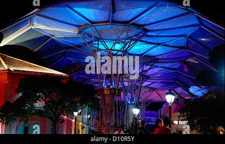 Bunte (Bunte) Vordach des Clarke Quay, die Bar und das Restaurant Unterhaltung an, der von der Singapore River. Stockfoto